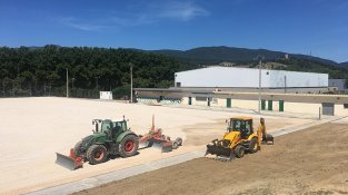 Així estan les obres per instal·lar gespa artificial a Les Forques