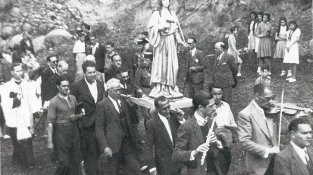 Processó amb la imatge de la Santa, al principi de la postguerra