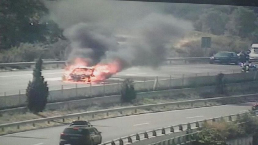 Cotxe incendiat a l'autopista