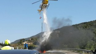 Un helicòpter es va desplaçar fins al lloc dels fets per treballar en l'extinció del foc