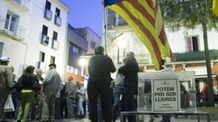 La plaça de l'Ajuntament de la Jonquera es va omplir de veïns