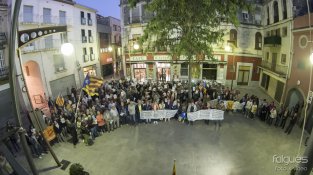 La plaça de l'Ajuntament es va omplir de gent i es va entonar els Segadors
