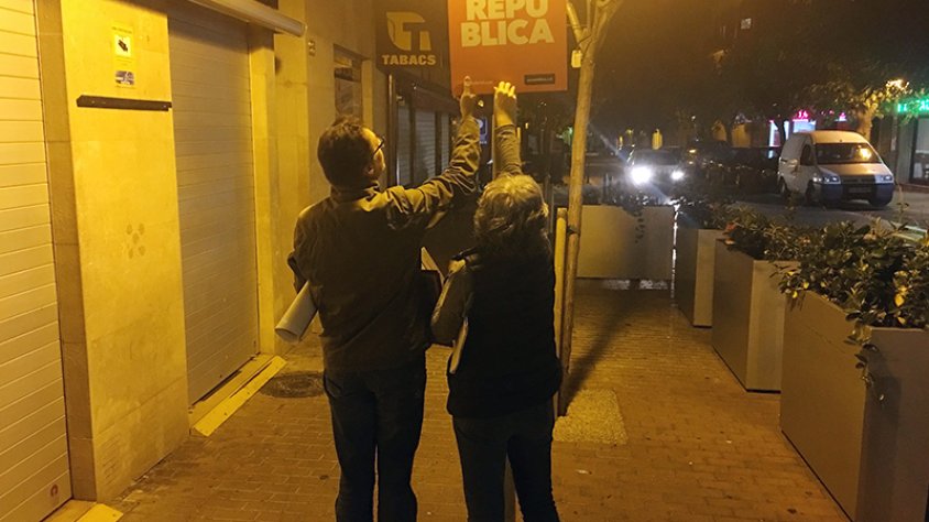 Penjada de cartells de la campanya del referèndum a la Jonquera