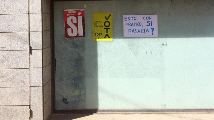 Uns cartells de missatges i procedència desconeguda al carrer Sant Miquel de la Jonquera
