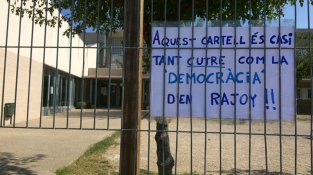 Uns cartells de missatges i procedència desconeguda al carrer Lluís Companys de la Jonquera