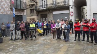 Prop de 50 jonquerencs s'han concentrat aquest migdia davant de l'Ajuntament de la vila