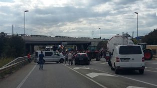 La rotonda polígon Padrosa i pont de l'Ap7 sobre la N-2 a Hostalets de Llers ahir al migdia