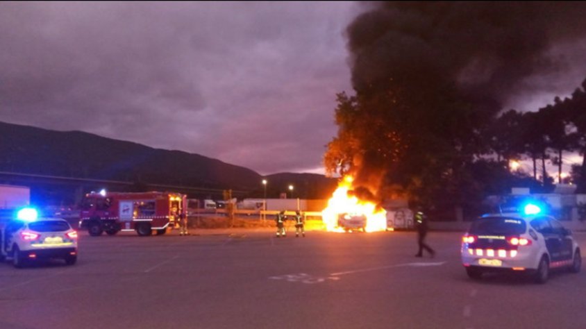 L’autocaravana en flames quan ja havien arribat els bombers, la policia local i els mossos d’esquadra