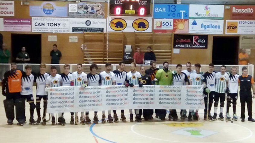 Moments abans de començar el partit al pavelló poliesportiu de la Jonquera