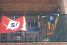 Entren en un recinte privat i cremen una estelada