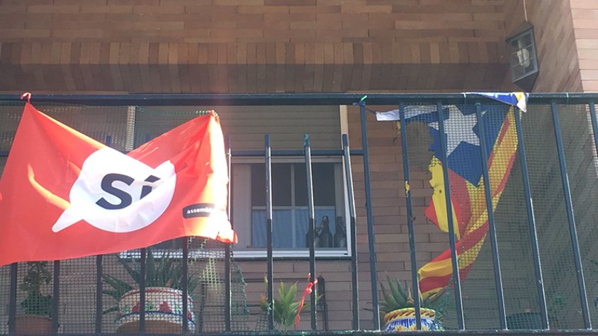 Entren en un recinte privat i cremen una estelada