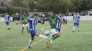 Una imatge del partit de diumenge, entre la UE la Jonquera i el Banyoles