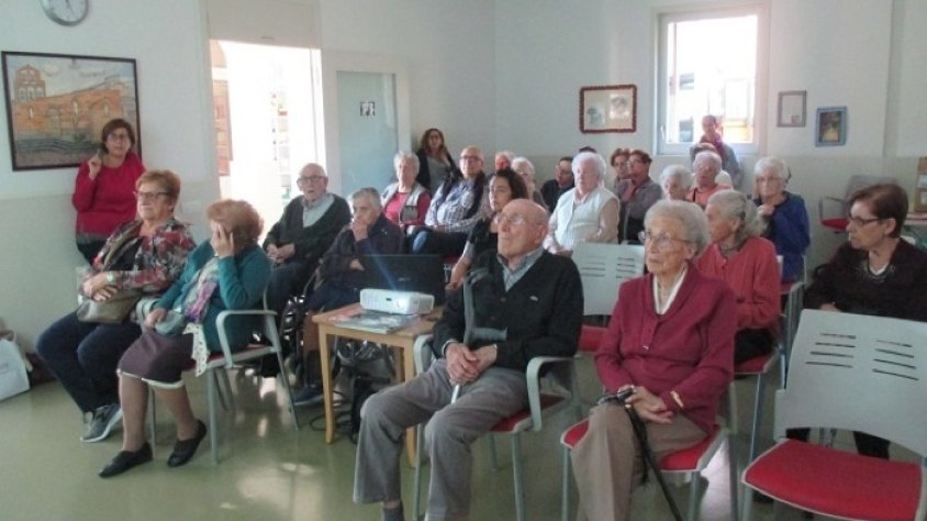 Els assistents van participar activament en la xerrada