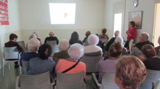 Roser Pinadell va acompanyar l'explicació amb una presentació gràfica