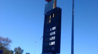 Senyals de trànsit i tòtems trencats