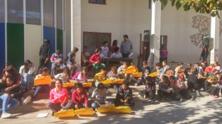 Tocant el carrilló, acompanyats d'un piano