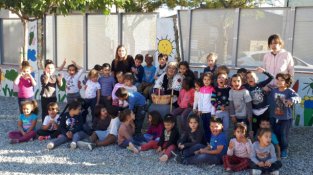 Alumnes d'infantil amb la castanyera