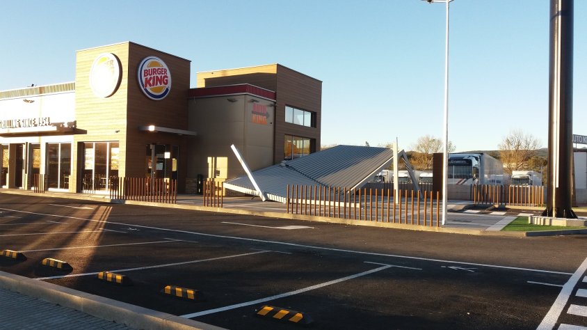 Al Burger King va caure la marquesina de l'exterior