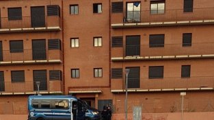 L'operatiu, al costat de l'institut de la Jonquera