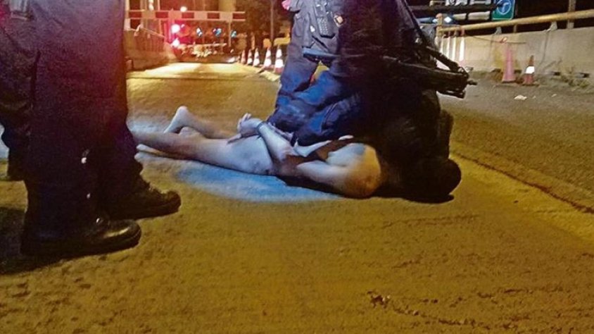 El jove, en el moment de la detenció