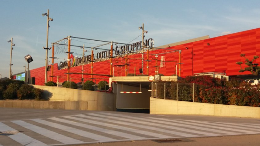 Enguany a l'outlet han muntat un parc infantil d'aventura