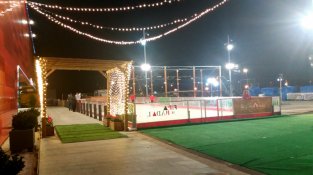 La fira de Nadal s'ha traslladat a davant del centre comercial