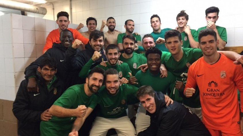 L'equip celebrant la victòria a Sant Cugat