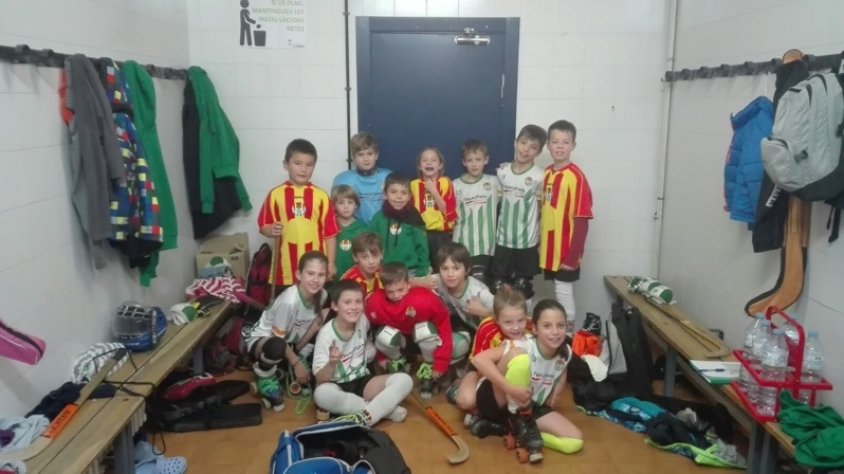 Els dos prebenjamins, al vestidor, fent pinya