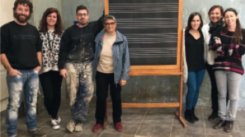 La pissarra i l'equip que la va restaurar