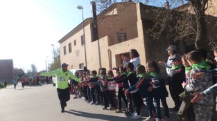 Els nens animant els adults en el tram final