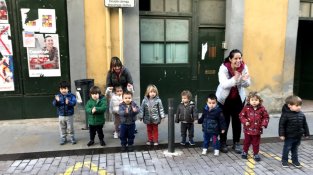 Alguns nens de la llar d'infants van anar a animar els corredors