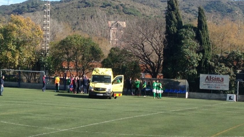 Els serveis sanitaris atenent Quim Ferrer a la gespa