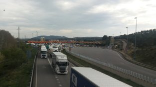 A l'AP-7 s'hi van registrar cues de fins a 7 km
