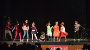 Els alumnes de l'escola hi van representar una funció