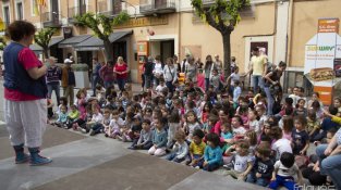 Els alumnes de l'escola van assistir a una sessió de l'Hora del Conte