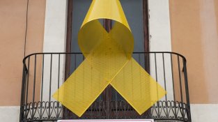 Un llaç groc gegant va donar el toc reivindicatiu a la Diada