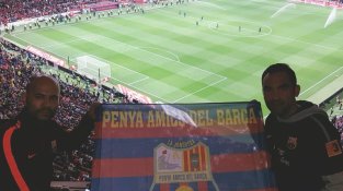 Exhibint la bandera de la penya a l'estadi