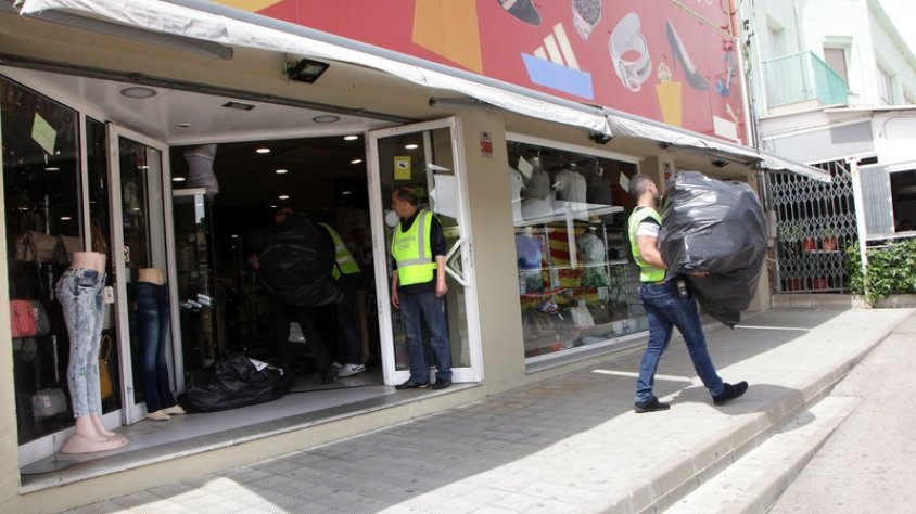 La Guàrdia Civil emportant-se caixes de material comisat