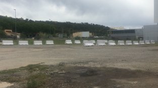 Han habilitat el solar de davant de la piscina com a aparcament