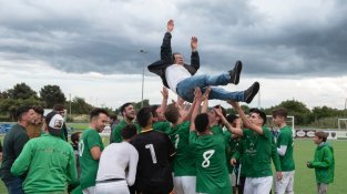 Jugadors i aficionats mantejant el tècnic