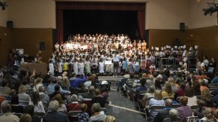 Centenars de persones van seguir la cantata