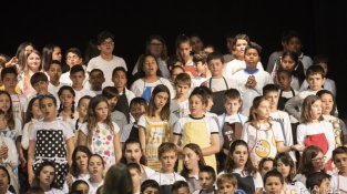 Els infants van interpretar diversos temes