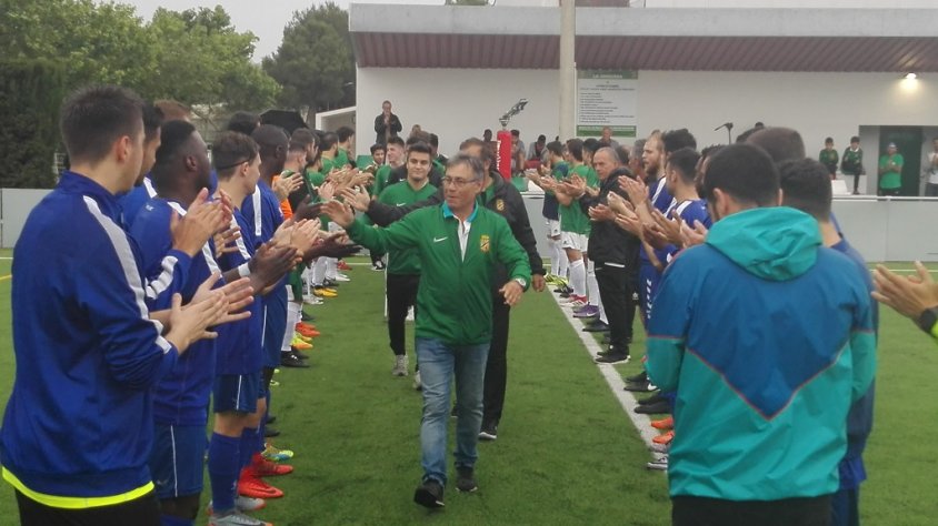 Els jugadors dels dos equips van fer el passadís als juvenils de la UE La Jonquera, que s'han proclamat campions de lliga