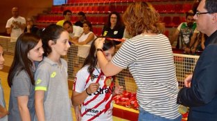 Diverses autoritats van lliurar les medalles a les joves jugadores