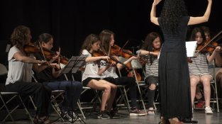 Els alumnes de primer van tocar instruments de corda