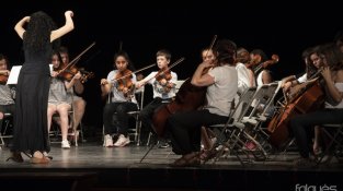 Els alumnes de primer van tocar instruments de corda