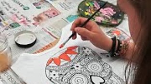 Una altra de les activitats va consistir en estampar samarretes al centre