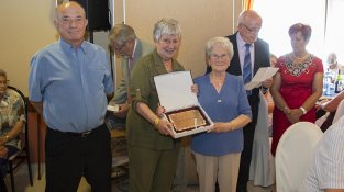Es van lliurar sis plaques commemoratives