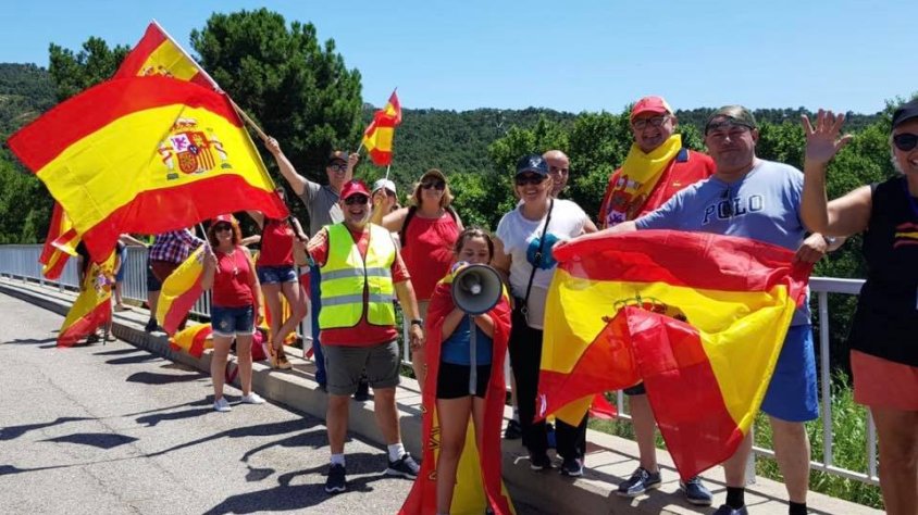 Les banderes espanyoles onejant a la Jonquera