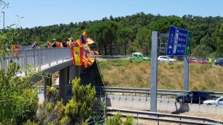 Es van instal·lar al pont de l'autopista